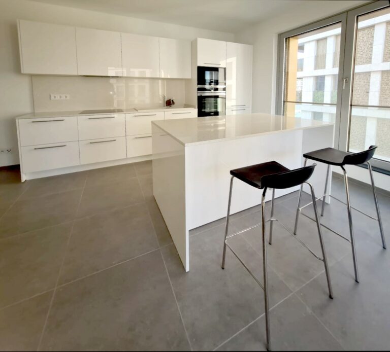 cucina bianca lucida moderna