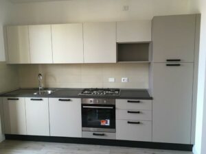 cucina moderna bianca e grigia