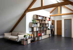 Dividere gli spazi senza chiuderli, libreria bifacciale