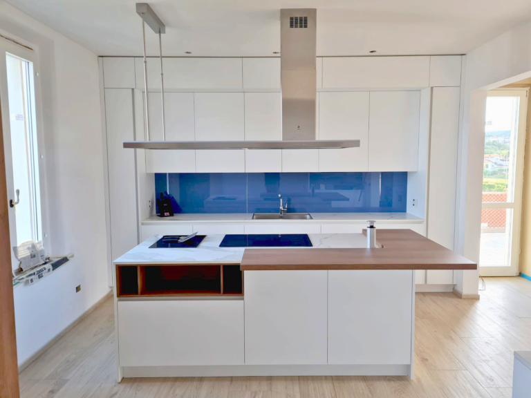 Eleganza su Misura: Cucina con Isola e Dettagli d'Autore