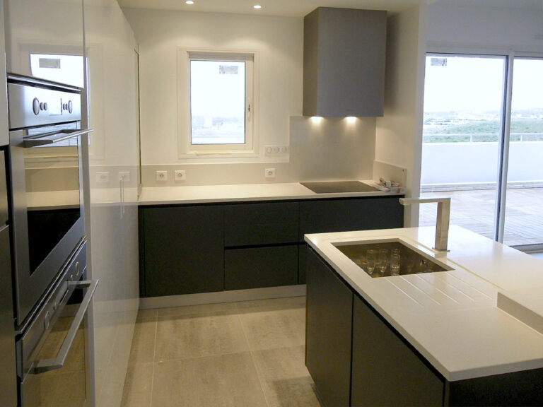Cucina Moderna con Isola e Top in Quarzo